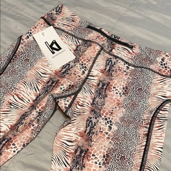 KI Features Workout crops with mesh - Picture 2 of 8